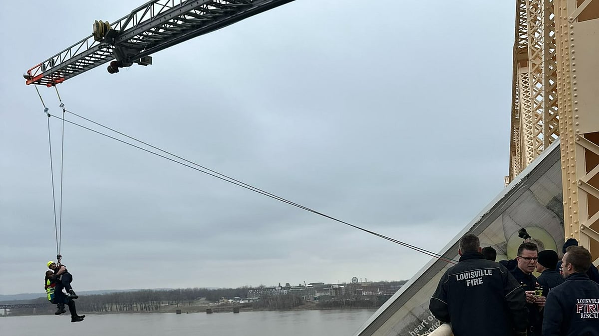 @LOUISVILLEMAYOR/X : First responders rescued the driver after her truck dangled off the bridge.