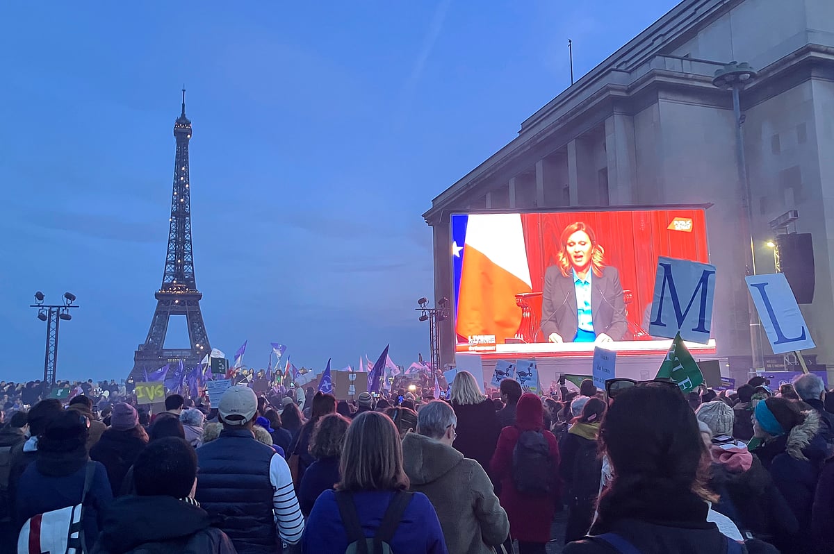 AP : Pro-abortion supporters watch a live transmission of the congress session where French lawmakers have approved the bill