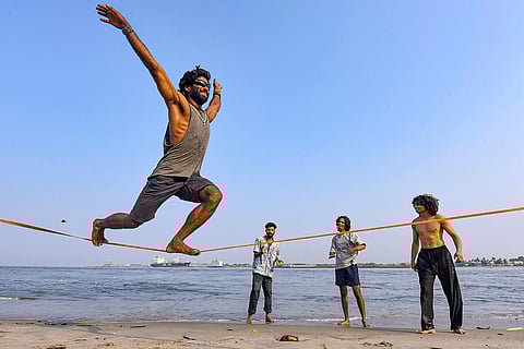 Standalone: Slacklining in Kochi