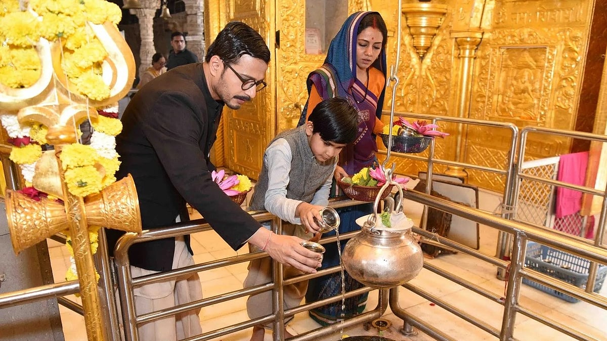 Instagram : 'Atal' Actors Visit Babulnath Temple