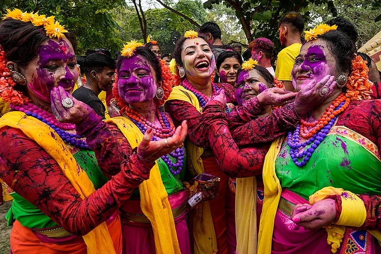 Holi celebrations in Kolkata - | Photo: AP/Bikas Das