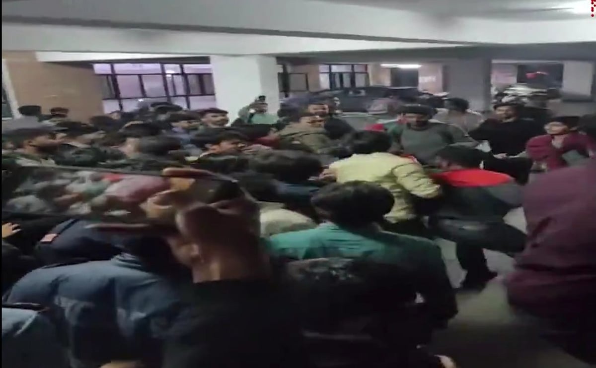 PTI : A clash broke out between ABVP and Left-backed groups at Jawaharlal Nehru University, Delhi.