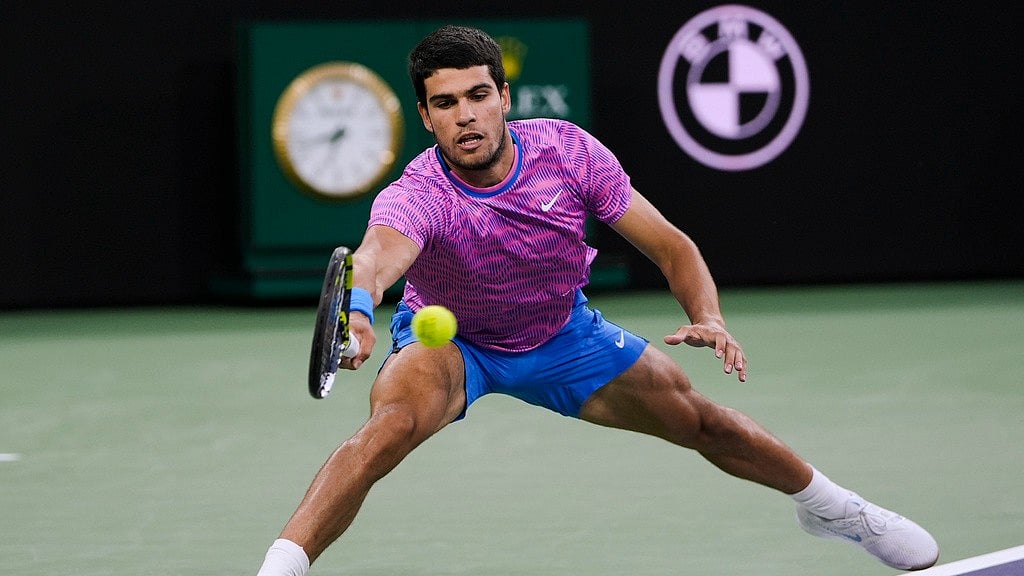 Photo: AP/Ryan Sun : Carlos Alcaraz reaches for a shot from Jannik Sinner during the Indian Wells Open 2024 semi-final in California.