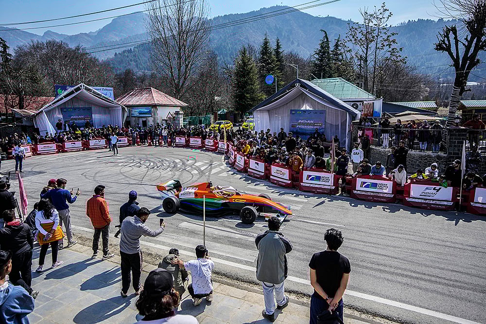 | Photo: AP/Mukhtar Khan : India Kashmir Tourism