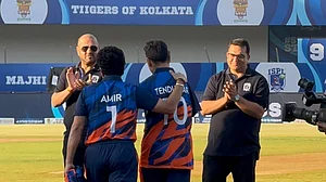 Photo: X/ @sachin_rt : Sachin Tendulkar (L) and Amir Hussain Lone wore t-shirts with each other's names in the Indian Street Premier League inauguration match.