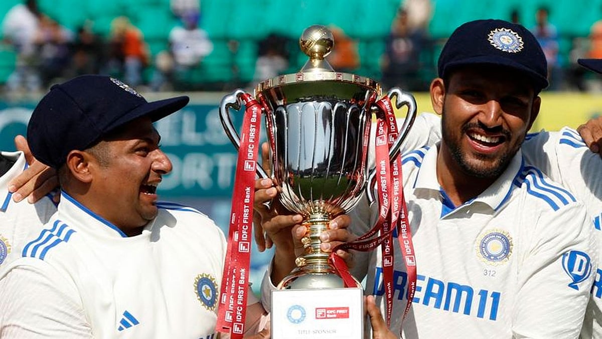 Sarfaraz Khan (L) and Dhruv Jurel with the trophy after winning the five-match Test series against England. - Photo: X/ @CricCrazyJohns