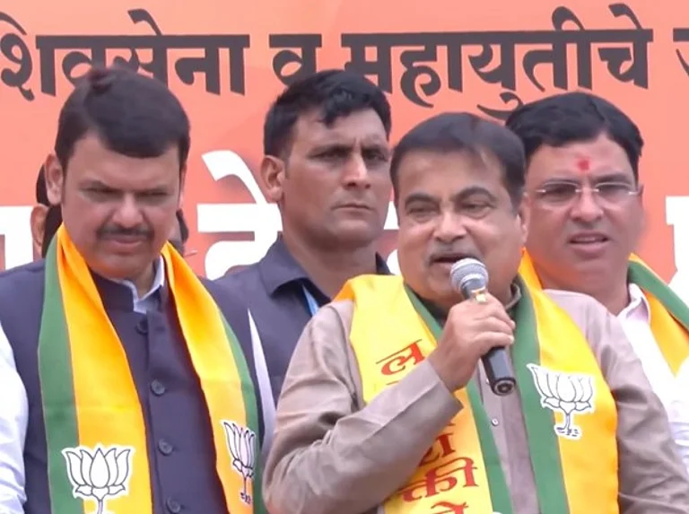 Lok Sabha Election News: BJP leader and Union Minister Nitin Gadkari during a roadshow with Devendra Fadnavis in Maharashtra's Nagpur on Wednesday - X/@BJP4Maharashtra