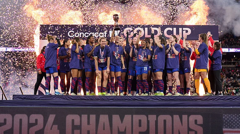 The United States players celebrate with the CONCACAF Women's Gold Cup trophy after beating Brazil in the 2024 edition final. - X (@GoldCup)