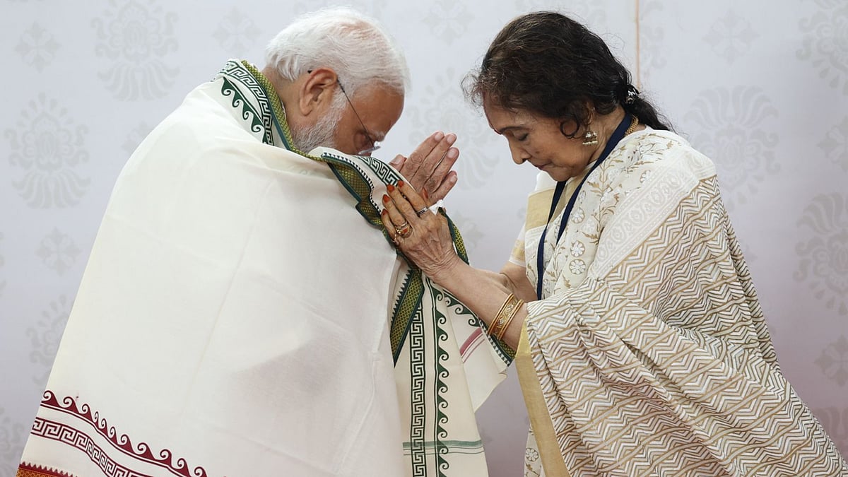 X : PM Modi meets Vyjayanthimala