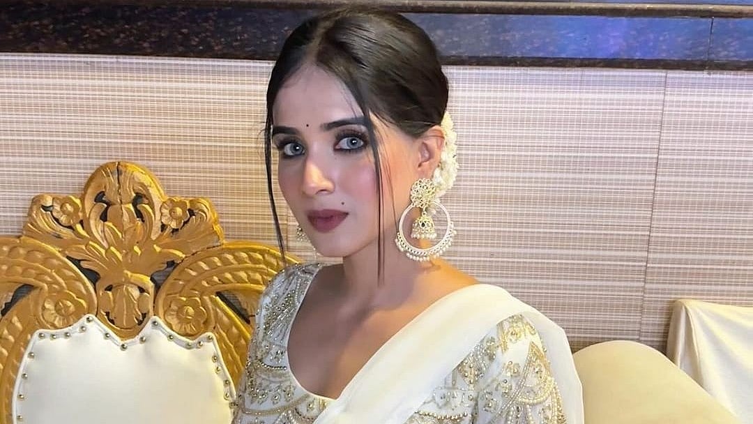 Instagram : Pratiksha Honmukhe