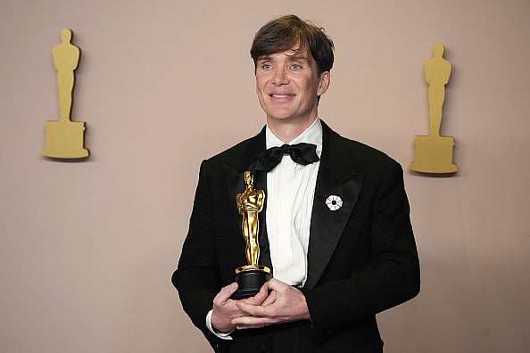  Jeff Kravitz/FilmMagic : Cillian Murphy, winner of the Best Actor in a Leading Role award for “Oppenheimer”, poses in the press room during the 96th Annual Academy Awards at Ovation Hollywood on March 10, 2024 in Hollywood, California