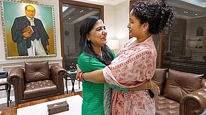 PTI : Ex-Jharkhand CM Hmenat Soren's wife Kalpana Soren with Sunita Kejriwal |