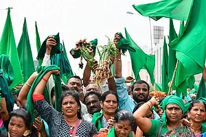 (Photo by Manjunath Kiran via Getty) : Farmers from various districts of Karnataka hold green flags and crops as they take part in a protest rally staged against the Bharatiya Janata Party (BJP) led central governments over the inadequate distribution of compensation to the farming community victims of natural disasters such as flood and drought.