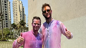 X/ @StuartBroad8 : Stuart Broad celebrating the festival of colors in in Mumbai with
Steve Smith