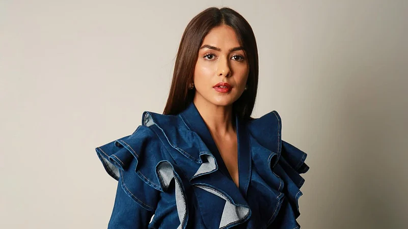 Mrunal Thakur Bipasha Basu