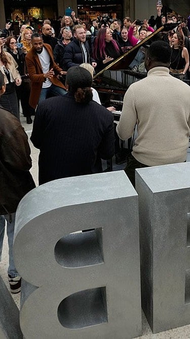 Fans Celebrate ABBA’s Win With ‘Waterloo’