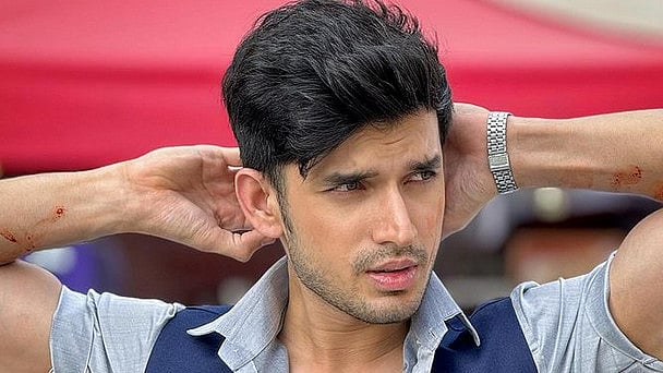 Instagram :  Paras Kalnawat