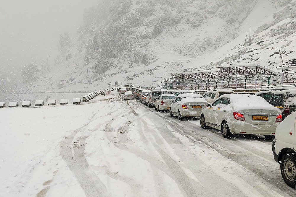 | Photo: PTI : Weather: Snowfall in Anantnag