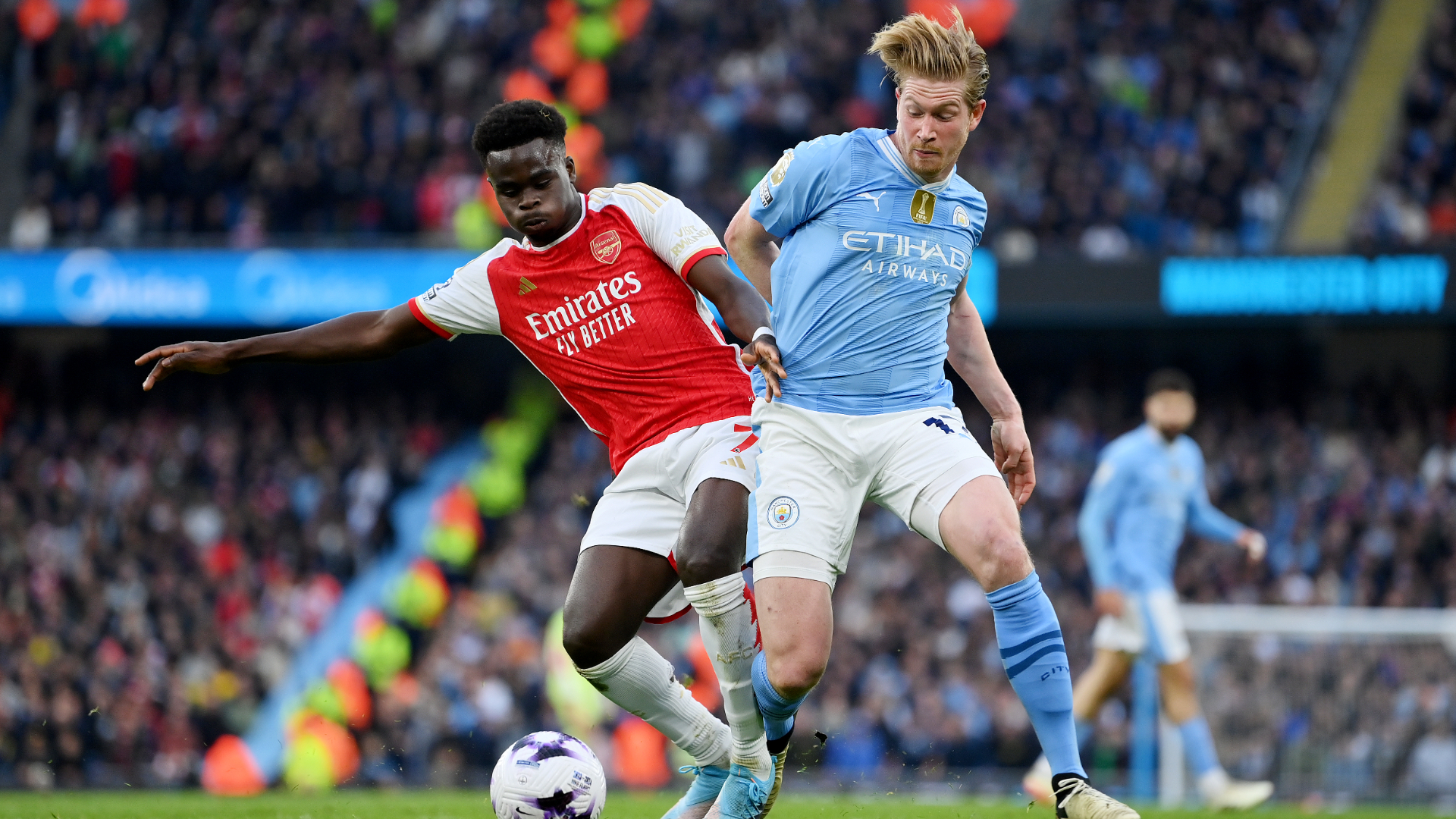 Bukayo Saka and Kevin De Bruyne battle as Manchester City play out a goalless draw with Arsenal at Etihad Stadium. - null