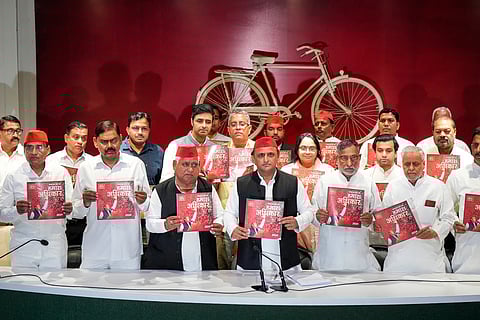 Samajwadi Party President Akhilesh Yadav with party leaders |