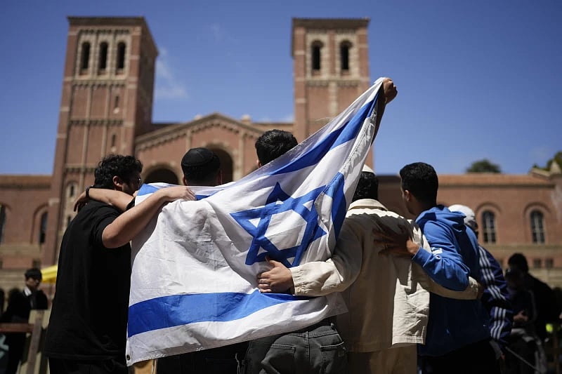 AP : Pro-Israeli demonstrators gather near a Pro-Palestinian encampment on the UCLA campus |