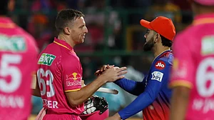 AP/Pankaj Nangia : Royal Challengers Bengaluru's Virat Kohli congratulates Rajasthan Royals' Jos Buttler at the end of their Indian Premier League match in Jaipur on April 6, 2024.