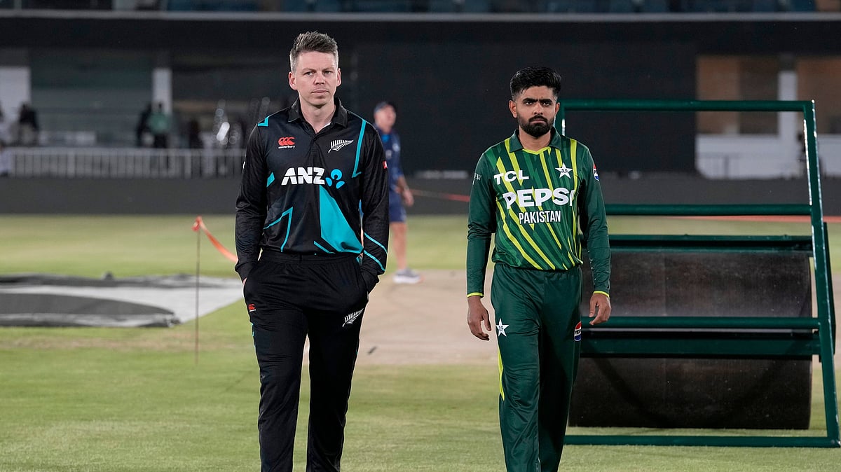 AP Photo/Anjum Naveed : New Zealand's skipper Michael Bracewell, left, and his Pakistani counterpart Babar Azam arrive for a photo shot with the T20 series trophy, in Rawalpindi.