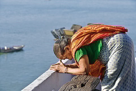 An old woman prays in front of Varanasi’s Pashupatinath Mahadev temple