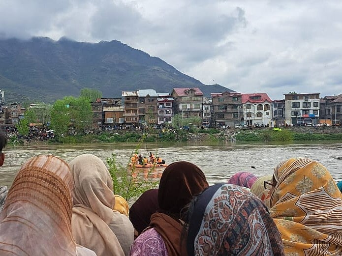 Naseer Ganai/Outlook India : Rescue operation underway after a boat capsized in the Jhelum river, on the outskirts of Srinagar, Tuesday, April 16, 2024.
