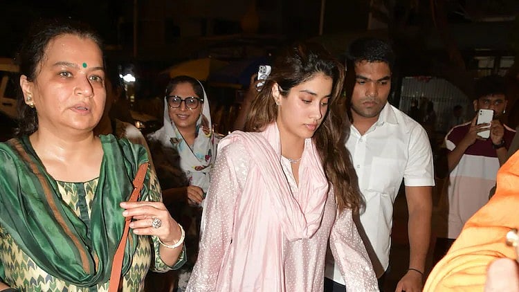 Instagram : Janhvi Kapoor At Siddhivinayak Temple