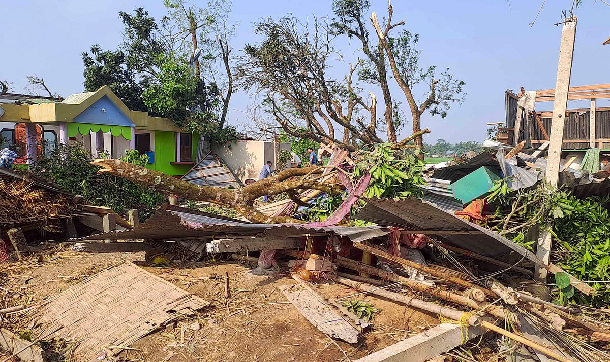 PTI : At least four people were crushed under falling trees at two different places when a cyclonic storm lashed Jalpaiguri for five minutes on Sunday afternoon.