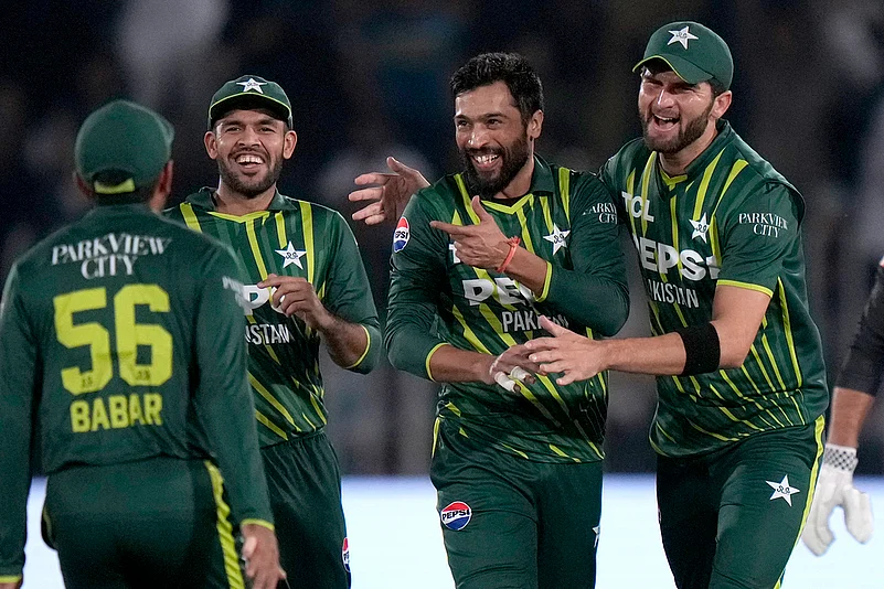 Pakistans Mohammad Amir, second right, celebrates with teammates after taking the wicket of New Zealands Tim Robinson during the second T20I in Rawalpindi on April 20, 2024. 