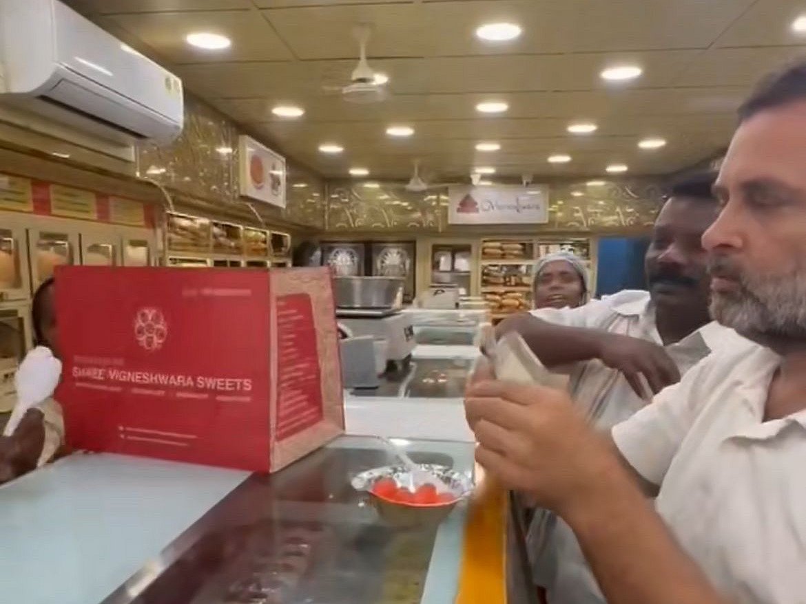 Screengrab X/@INCIndia : Rahul Gandhi buys Ghulab Jamun | 