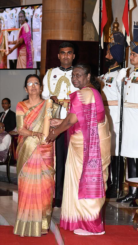 Amola Pathak, wife of Bindeshwar Pathak received the Padma Vibhushan award on his behalf from President Droupadi Murmu.
