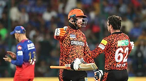 (AP Photo/Kashif Masood)
: Sunrisers Hyderabad's Heinrich Klaasen congratulates Travis Head for scoring a century during the Indian Premier League cricket match between Royal Challengers Bangaluru and Sunrisers Hyderabad in Bengaluru, India, Monday, April 15, 2024.