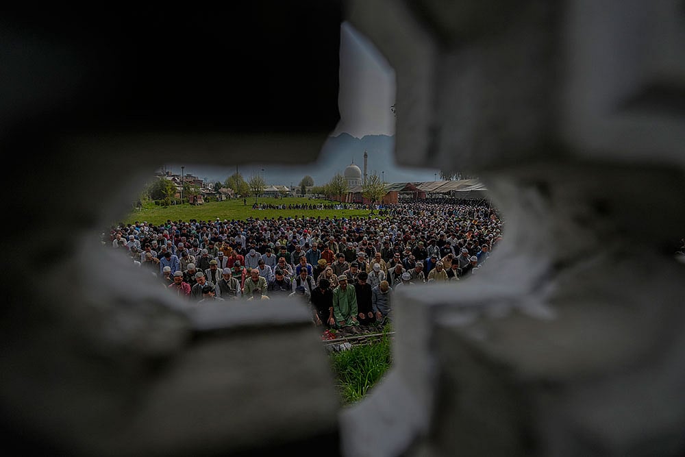 Photo: AP/Mukhtar Khan : Eid-al-Fitr Celebrations
