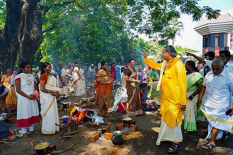 Shashi Tharoor meets devotees offering 'pongala'