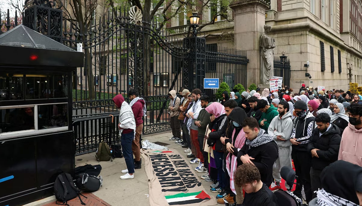 Reuters : Demonstrators pray outside an entrance to the Columbia University campus as they protest in solidarity with Pro-Palestinian organizers. 