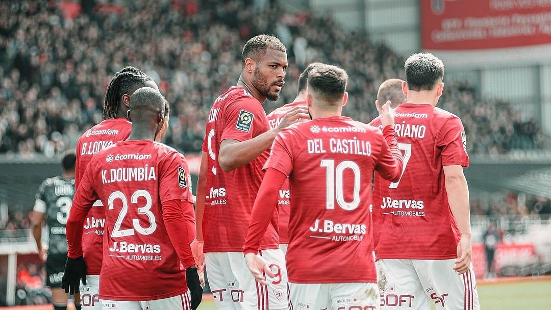 Instagram/stadebrestois29 : Stade Brestois 29 in action during their thrilling match against FC Metz, where they emerged victorious with a 4-3 scoreline. 
