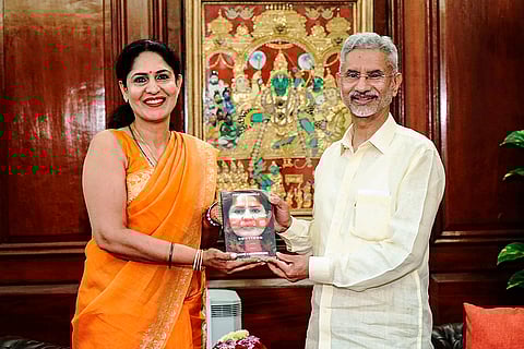Nidhi Chaphekar meets S. Jaishankar