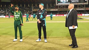 X/TheRealPCB : Pakistan have elected to bowl in the 4th T20I in Lahore.