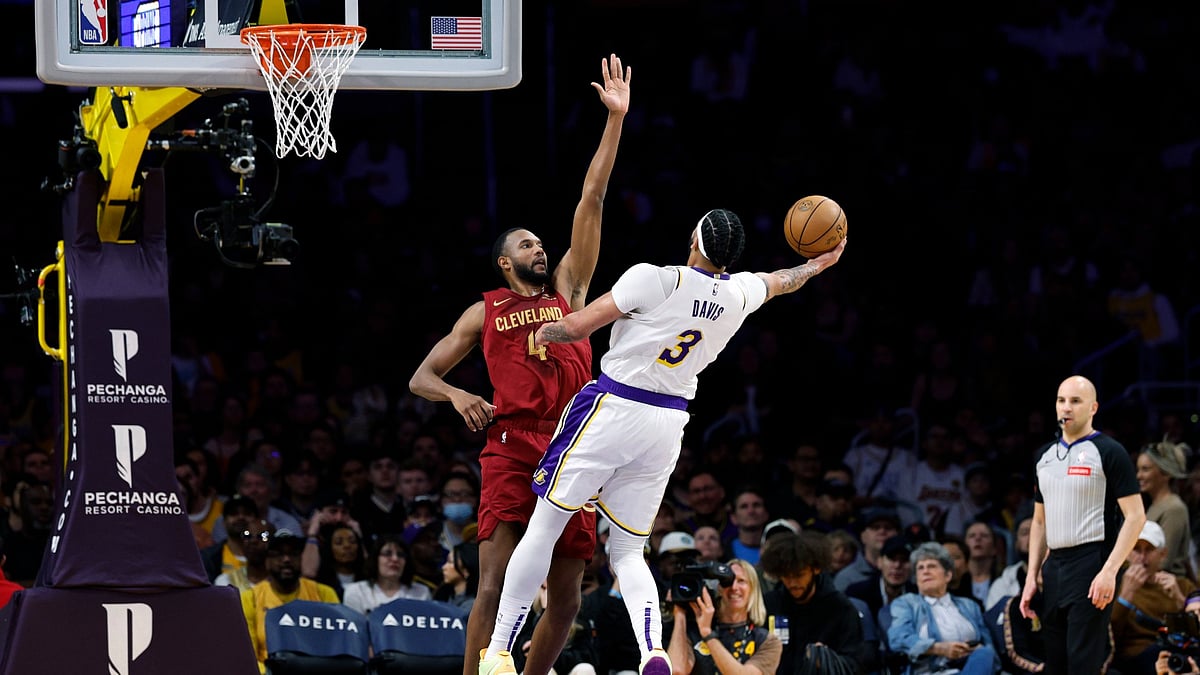 File : Anthony Davis #3 of the Los Angeles Lakers goes for a layup against Evan Mobley #4 of the Cleveland Cavaliers during the first half at Crypto.com Arena on April 6, 2024. 