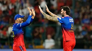 AP Photo/Aijaz Rahi : Royal Challengers Bengaluru's Reece Topley, right, celebrates with captain Faf du Plessis the dismissal of Lucknow Super Giants' Quinton de Kock during the Indian Premier League cricket match between Royal Challengers Bengaluru and Lucknow Super Giants in Bengaluru.