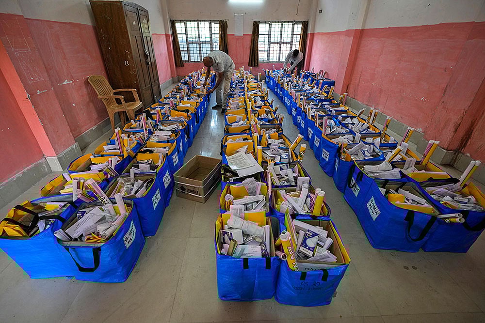 Photo: AP/Anupam Nath : Preparations for 1st phase of LS polls