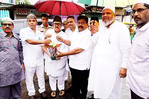 Muslim voters in Jama masjid, Nagpur during Ramadan with Congress candidate Vikas Thakare and senior Congress leader Anis Ahmed (L).