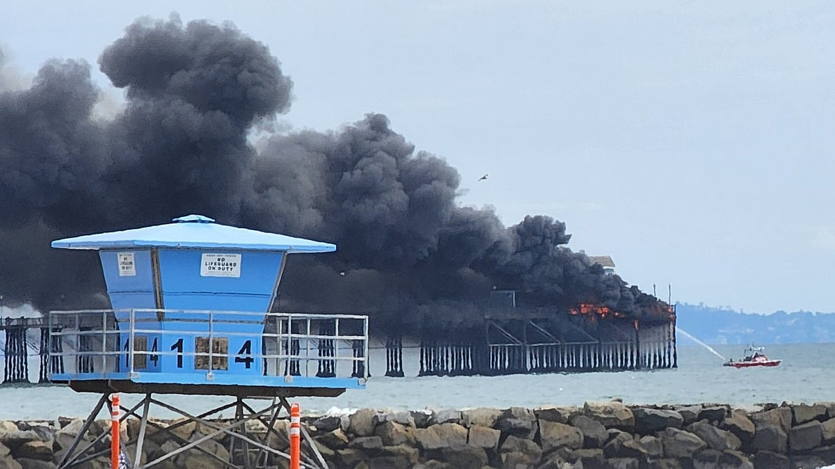 X : Massive fire broke out on Oceanside Pier in San Diego.