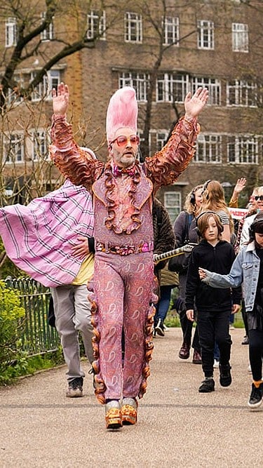 Fans Celebrate ABBA’s Win With ‘Waterloo’