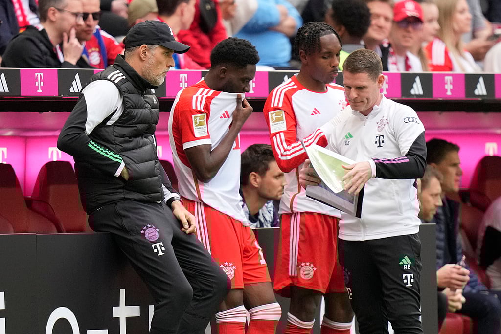  (AP Photo/Matthias Schrader) : Bayern's head coach Thomas Tuchel, left, talks to players during the German Bundesliga soccer match between Bayern Munich and Eintracht Frankfurt, at the Allianz Arena in Munich, Germany, Saturday, April 27, 2024.