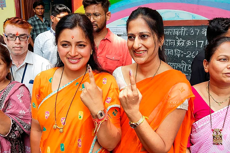 2nd phase of LS polls: Navneet Rana votes