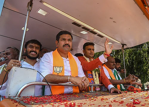 PTI%20%3A%20BJP%20candidate%20Yaduveer%20KC%20Wadiyar%20from%20Mysuru%20constituency%20with%20Karnataka%20BJP%20Chief%20B%20Y%20Vijayendra%20and%20JD(S)%20chief%20HD%20Kumaraswamy%20during%20a%20roadshow%20ahead%20of%20Lok%20Sabha%20polls%2C%20in%20Mysuru